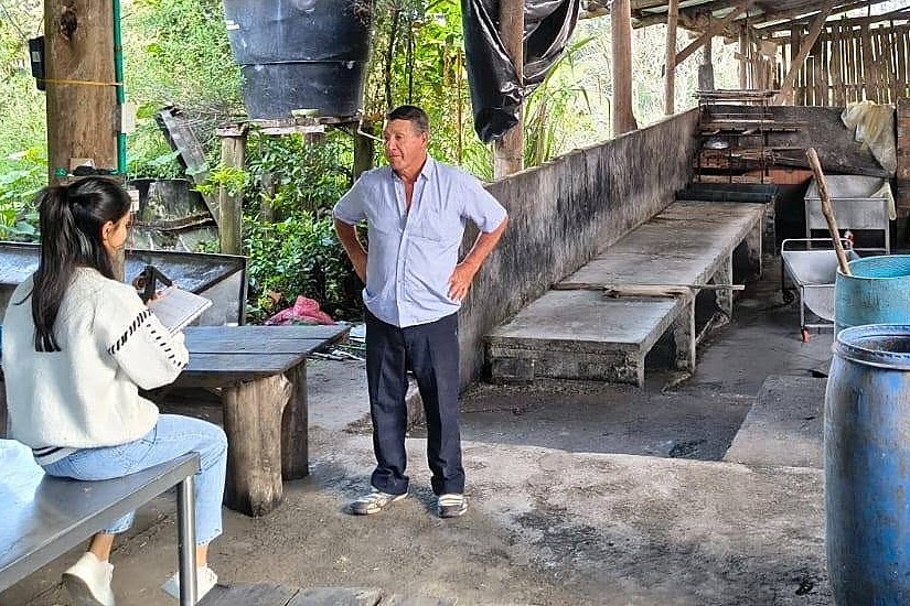 Jóvenes en Isnos generan energía limpia con residuos agrícolas